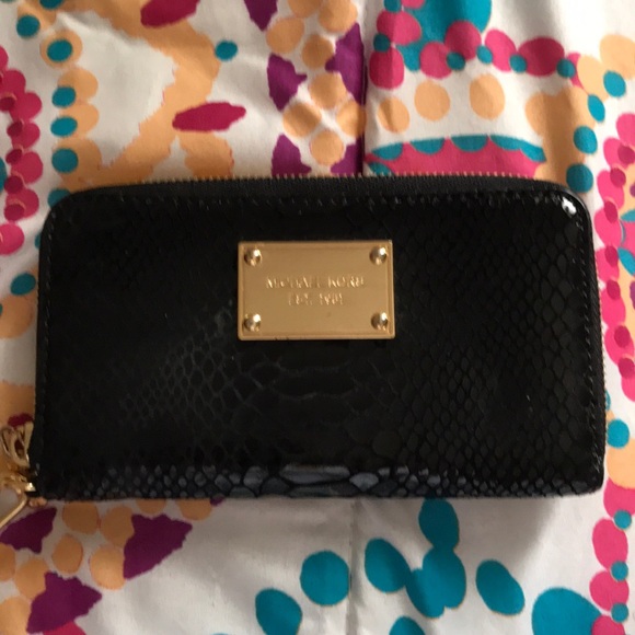 Michael Kors Handbags - Michael Kors wristlet